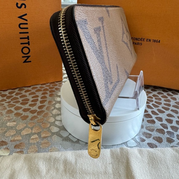 Louis Vuitton Giant Reversed Monogram Wallet - Picture 4 of 8